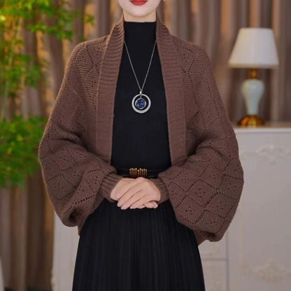 Braune Strickjacke mit Lochmuster und weiten Ärmeln, getragen zu schwarzem Outfit mit Kette 2