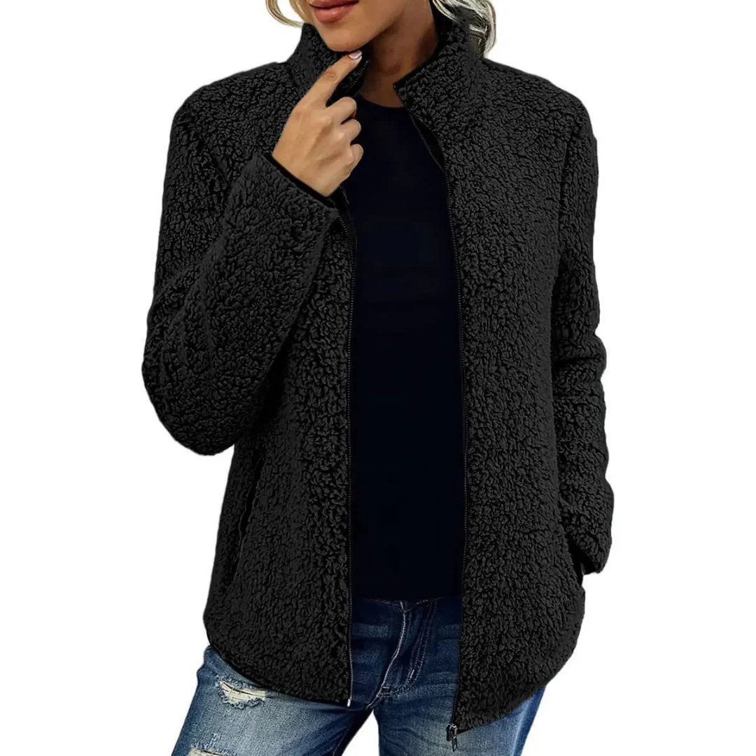 Frau in schwarzer Fleecejacke, Reißverschluss, lässig, warm, Herbstmode, Damenbekleidung.