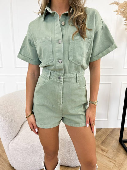 Trendiger Kurzarm-Denim-Jumpsuit mit Hemddesign – Mila