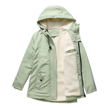 Hellgrüner Parka flach liegend und geöffnet, mit cremeweißem Fleecefutter, Kapuze und Pattentasche mit Knopf 10