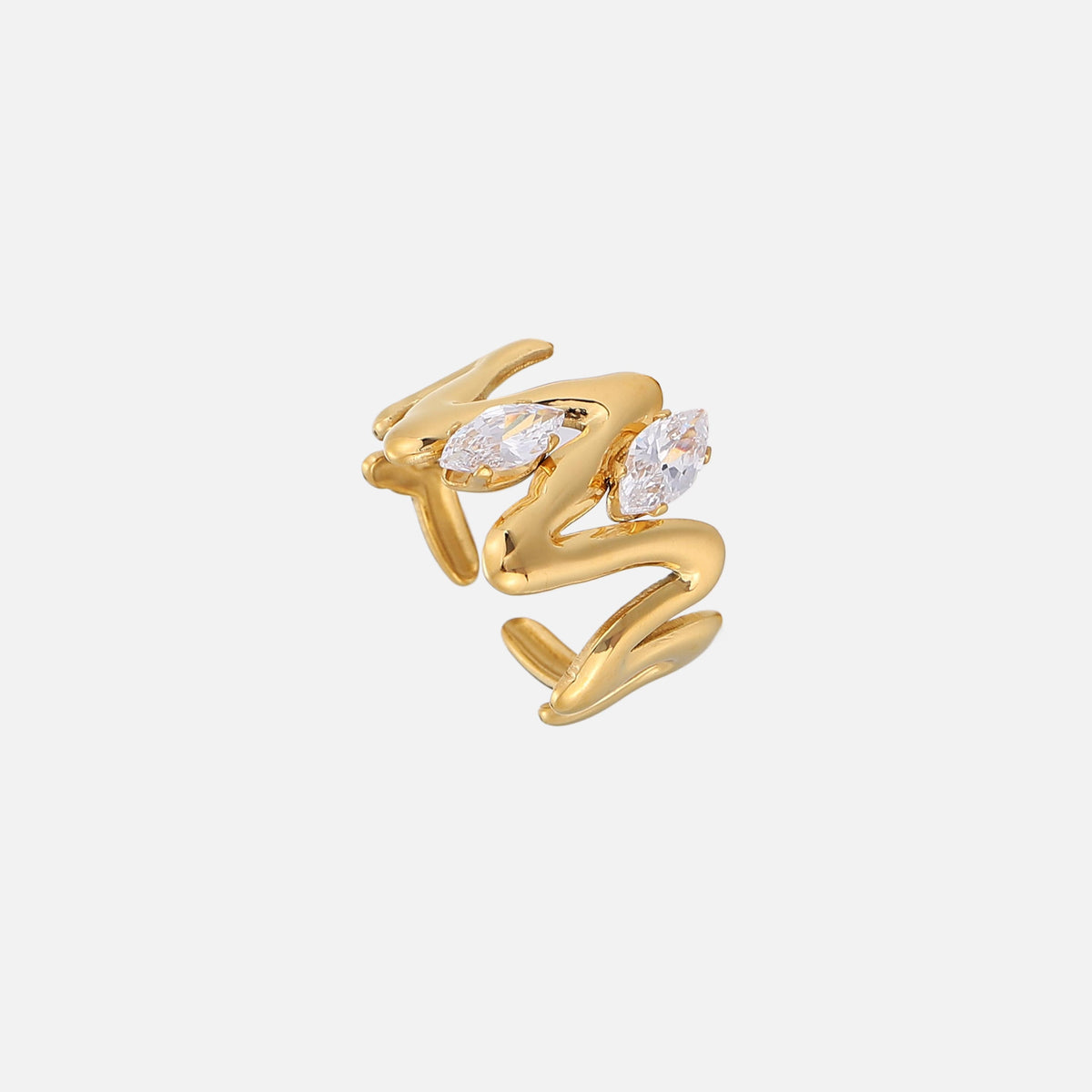Goldfarbener, offener Ring mit geschwungenem, fließendem Metallband und zwei spitzovalen, funkelnden klaren Steinen, schräg von oben auf hellem Hintergrund. 1
