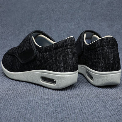 Schwarze Herren-Sneaker mit Klettverschluss, rutschfeste Sohle, bequem, atmungsaktiv.