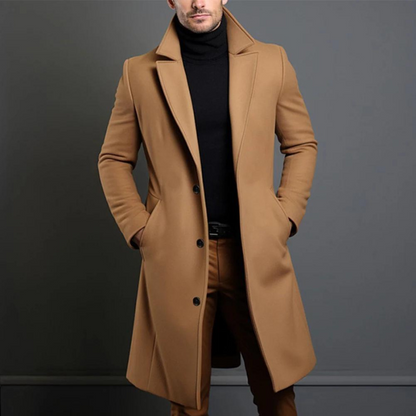 Brauner Herren-Wollmantel mit Revers und Knopfleiste, Frontansicht
