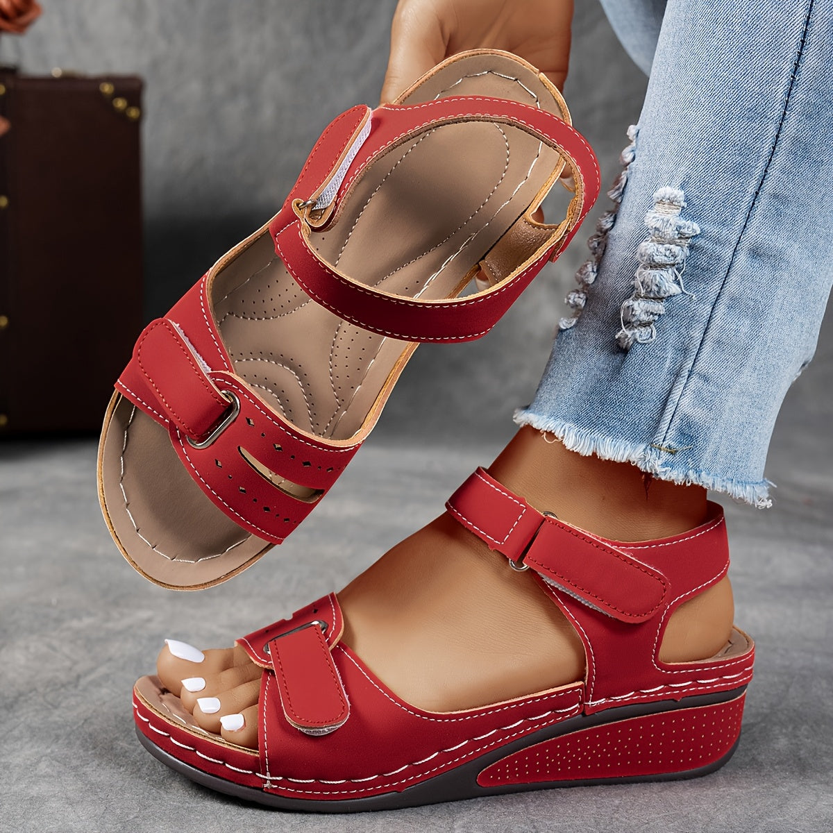 Rote Keilsandalen mit Klettverschlüssen und gepolstertem Fußbett