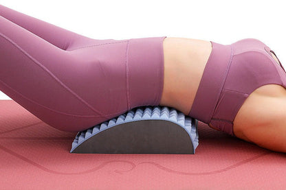 Frau in lila Sportkleidung auf Rückendehner, Yoga-Matte, Fitness, Rückenschmerzen Linderung.
