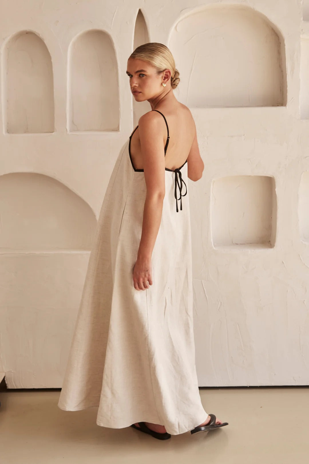Beige Sommerkleid mit femininem Silhouette – Isara