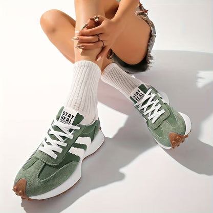 Model sitzt mit überkreuzten Beinen und trägt grüne Sneaker mit weißen, geripptem Socken 7