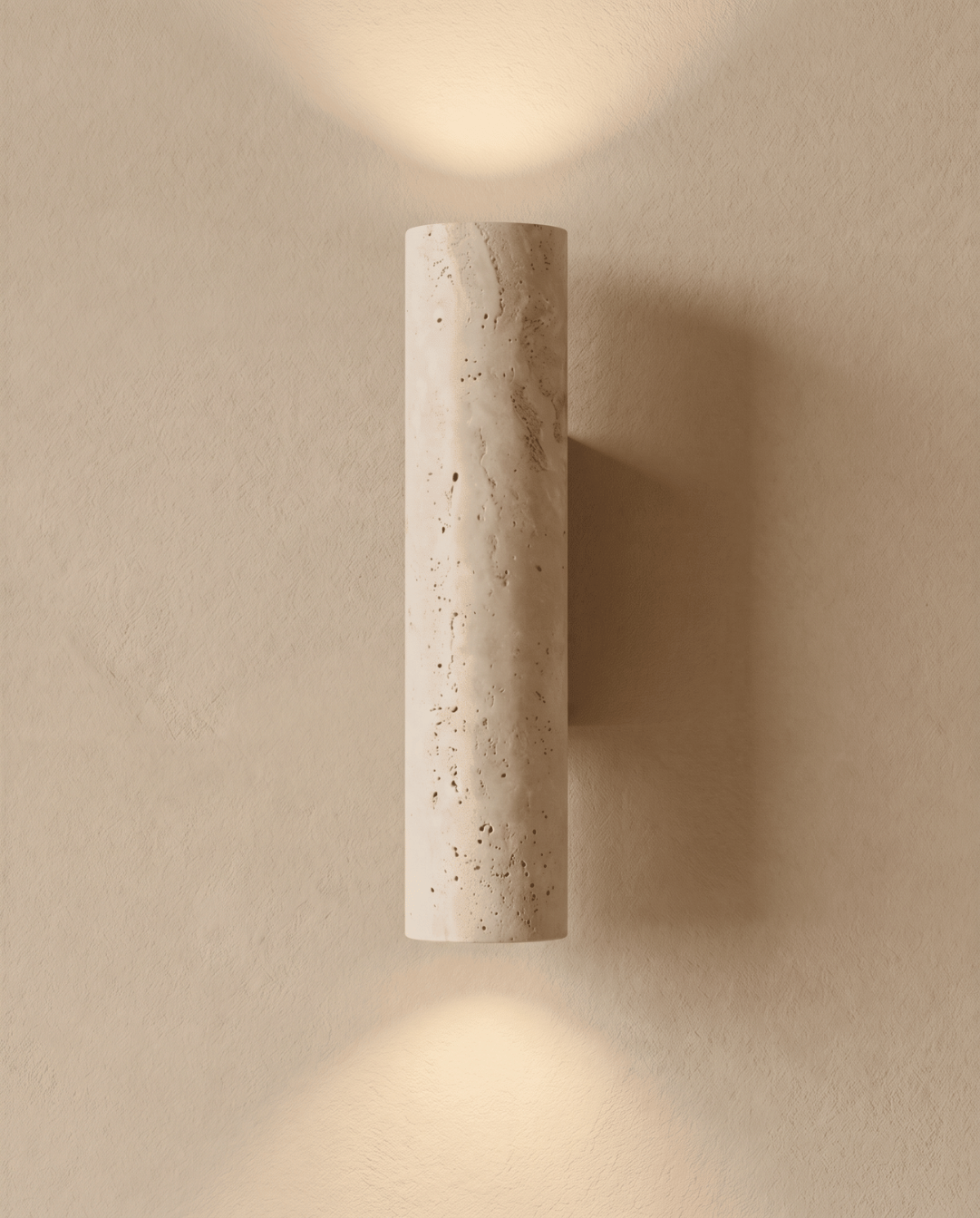 Frontansicht der eingeschalteten Travertin-Wandlampe, die Licht nach oben und unten auf die Wand wirft 2