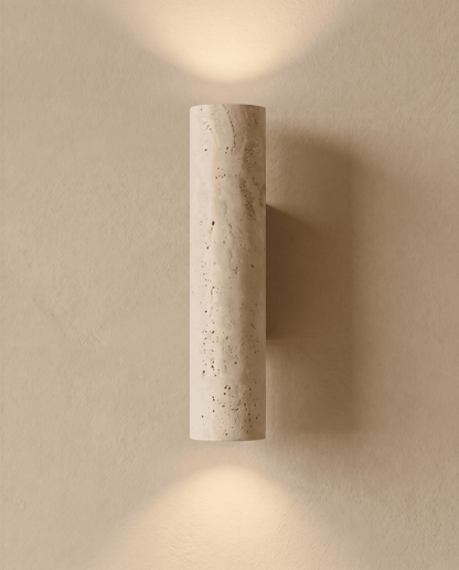 Frontansicht der eingeschalteten Travertin-Wandlampe, die Licht nach oben und unten auf die Wand wirft 2