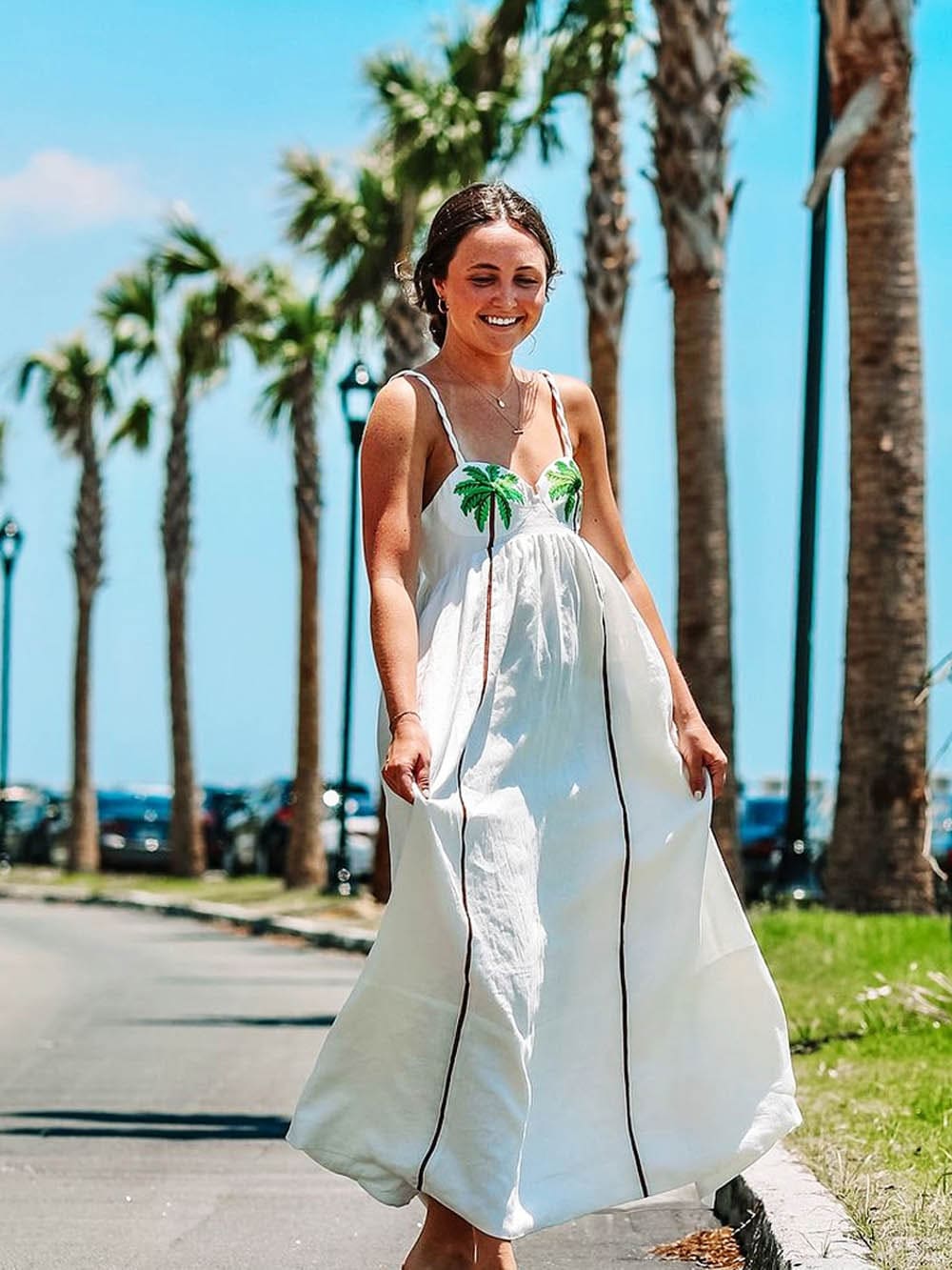 Trendiges Trägerkleid mit tropischem Palmenprint – Estelle