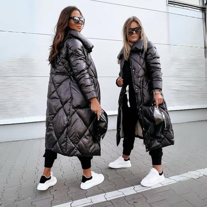 Elora lange schwarze Steppjacke an zwei Frauen auf einer Straße, eine von der Seite und eine von vorn