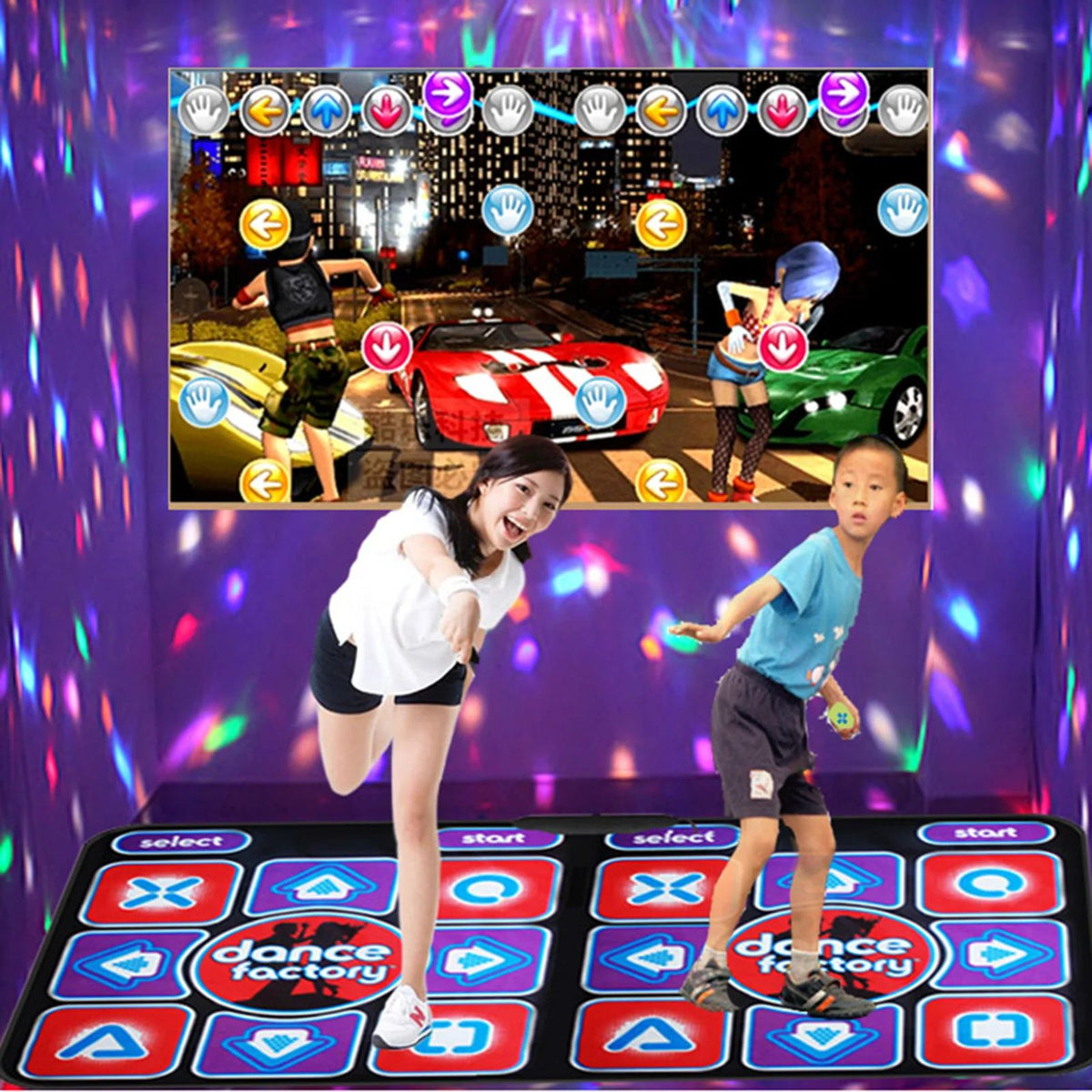 Kinder spielen auf Tanzmatte vor Bildschirm, bunte Lichter, interaktives Tanzspiel, Spaß.