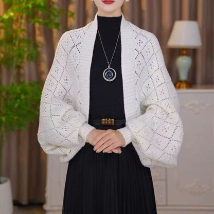 Cremeweiße Strickjacke mit deutlich sichtbarem Rautenmuster und Löchern, getragen zu schwarzem Outfit 4