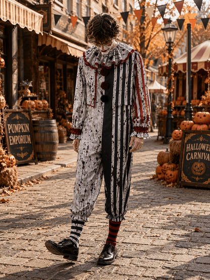 Das Model geht im Clown-Overall durch eine Halloween-Straße, sodass die Bewegung der weiten Hose und der Rüschen an Kragen und Ärmeln sichtbar wird. 4