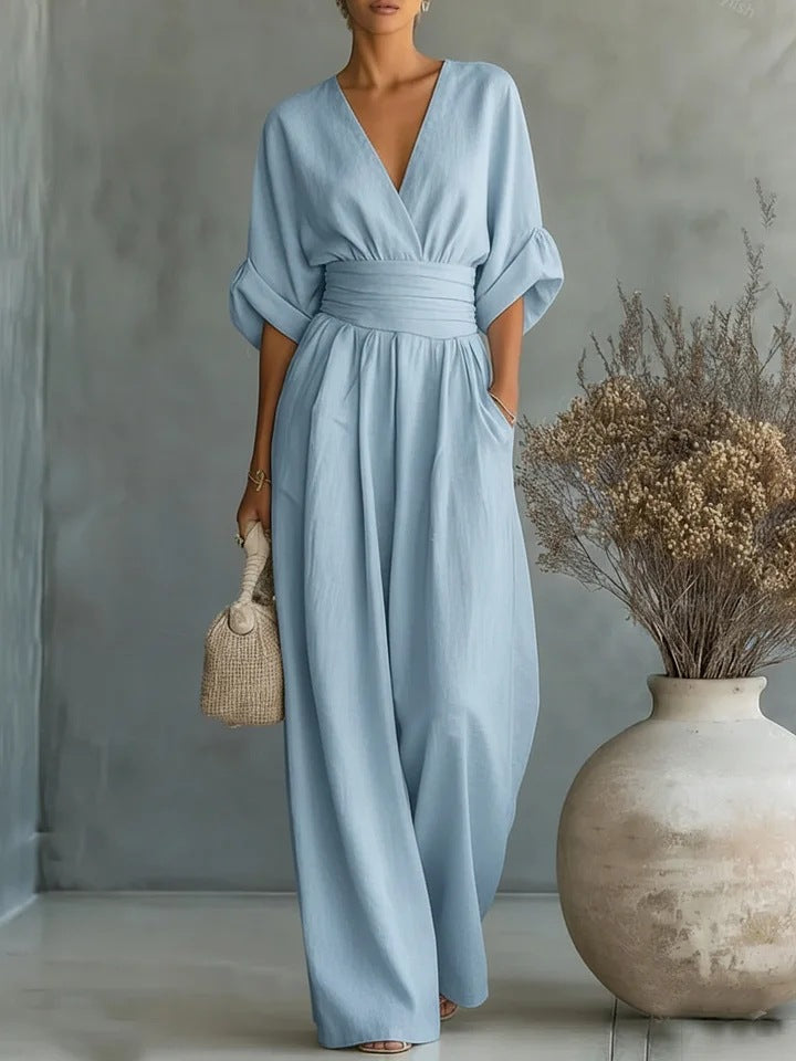 Hellblauer Damen-Jumpsuit mit weitem Hosenbein und Strohtasche, another view