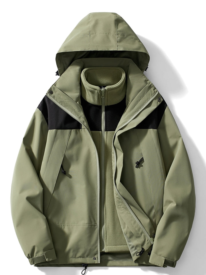 Olivgrüne Jacke mit schwarzen Schulterpartien, offen getragen, darunter das passende Fleece-Innenfutter mit Stehkragen, Frontansicht mit Kapuze. 1