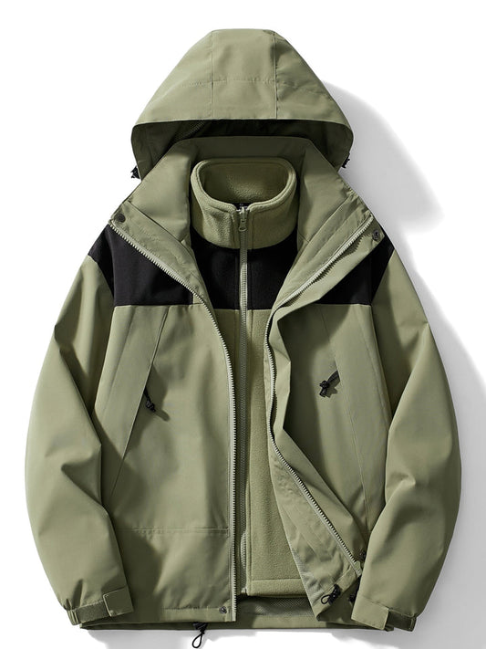 Olivgrüne Jacke mit schwarzen Schulterpartien, offen getragen, darunter das passende Fleece-Innenfutter mit Stehkragen, Frontansicht mit Kapuze. 1