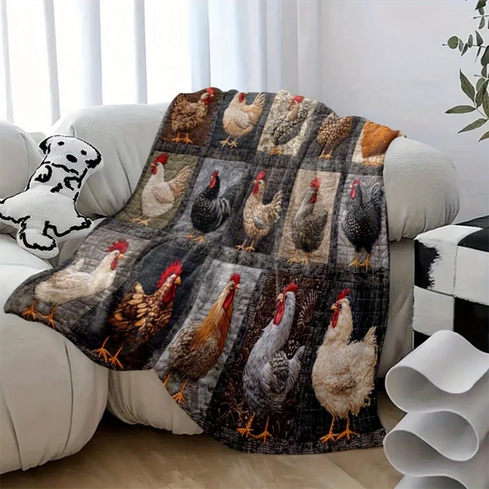 Decke mit realistischen Hühnern über einer hellen Sofalehne im Wohnzimmer drapiert 13