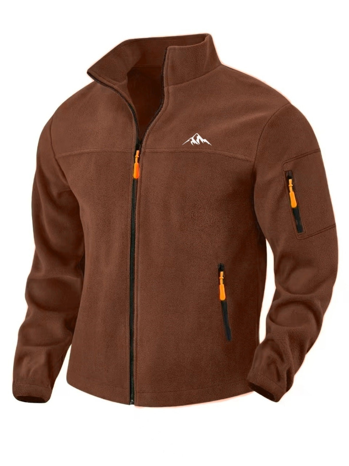 Braune Fleecejacke von vorn mit Stehkragen, orangefarbenen Reißverschlusszügen, Brust- und Ärmeltasche sowie kleinem weißen Bergmotiv auf der Brust. 1