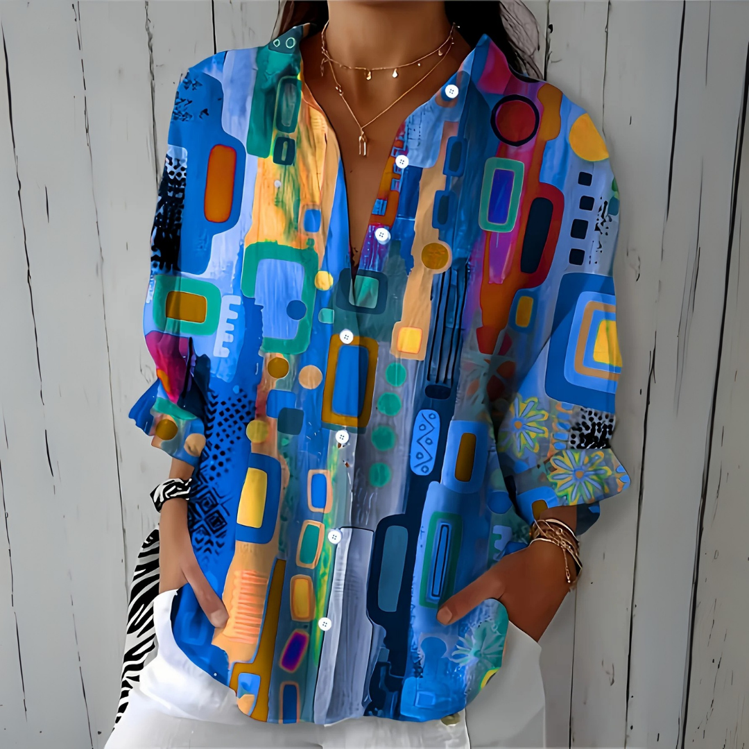 Damenbluse mit abstraktem Muster in Blau, Orange und Türkis, Vorderansicht.