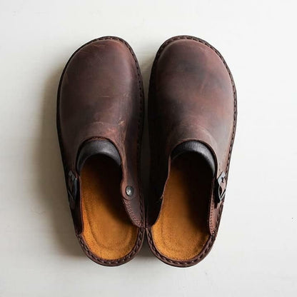 Draufsicht auf ein Paar dunkelbraune Clogs mit geschlossener Kappe, gepolstertem Fußbett und Schnalle an der Seite 7