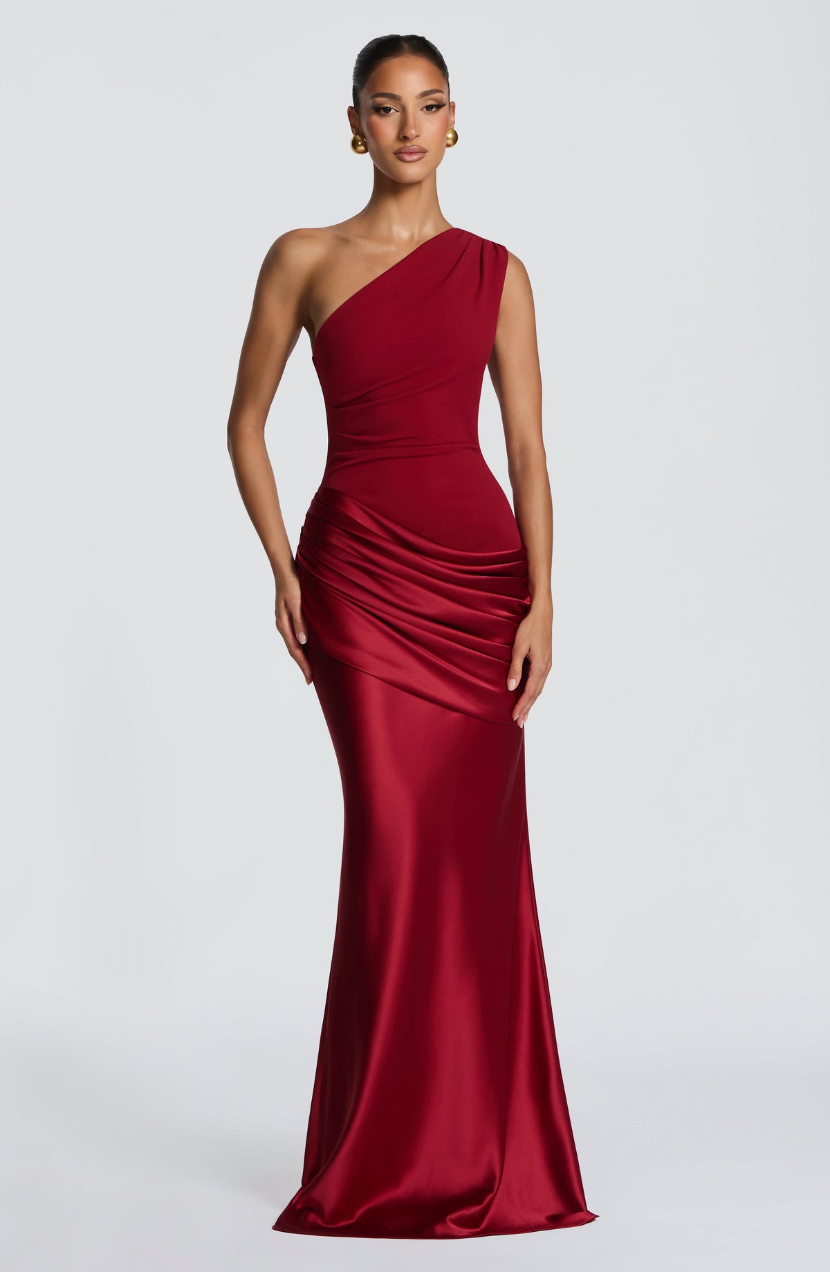 Maxikleid in kräftigem Rot aus Satin am Model, Frontansicht mit asymmetrischer Schulter.