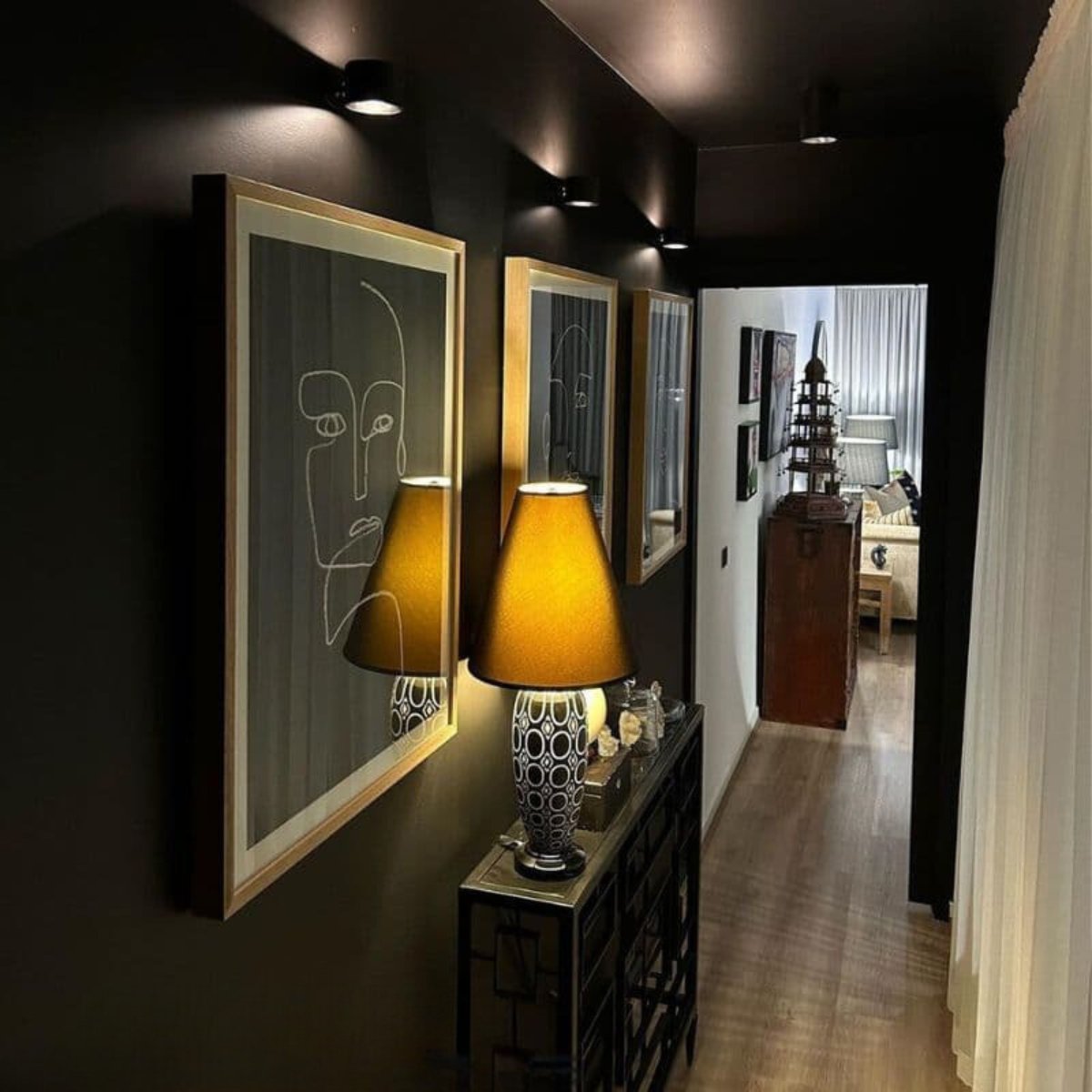 Schwarze kabellose LED-Wandleuchte, another view