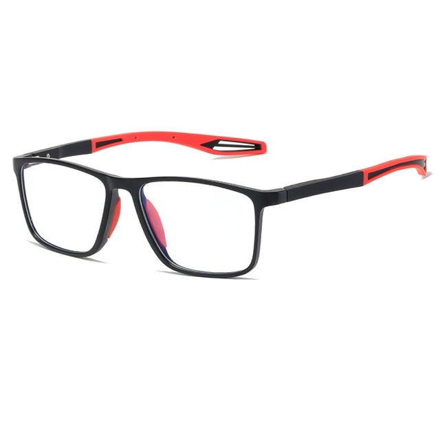 Freigestellte Brille mit schwarzem Rahmen, roten Bügelenden und roten Nasenpads, die Gläser schimmern leicht bläulich