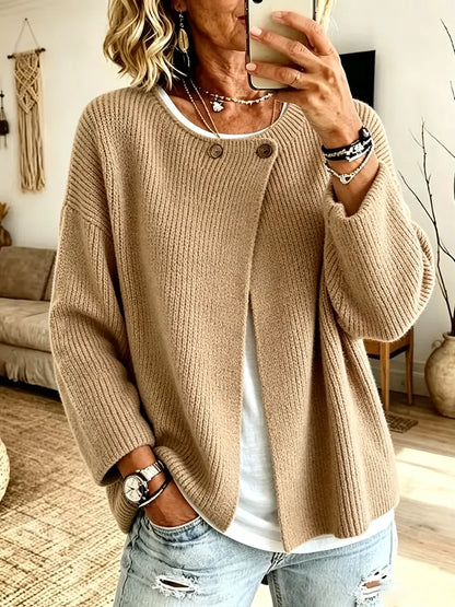 Frau im Spiegelselfie trägt die Strickjacke in Camel zu weißem Shirt und Jeans, Vorderansicht 1
