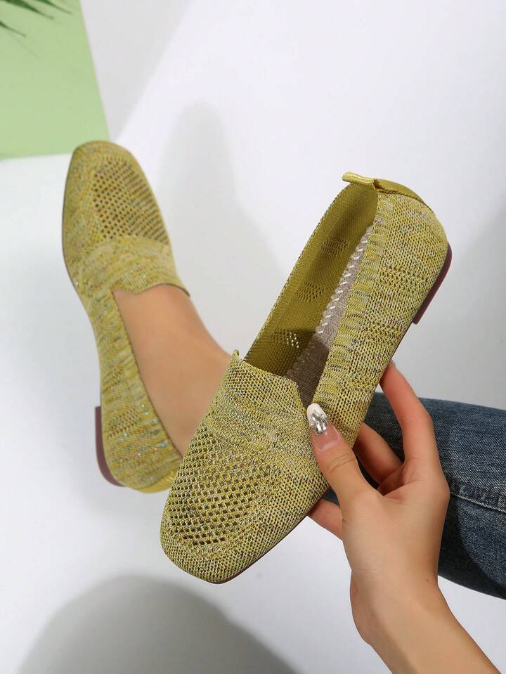 Gelbgrüne Mesh-Slip-on-Sneaker mit Blick ins Innere und aufs Fußbett