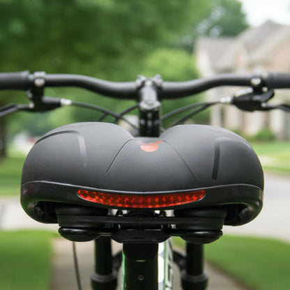 Schwarzer Fahrradsattel von hinten mit rotem Reflektorstreifen und Dämpfungselementen unter der Sitzfläche