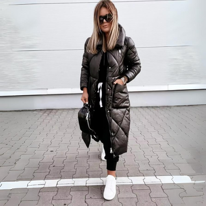 Elora lange schwarze Steppjacke mit Rautenmuster und aufgesetzten Taschen