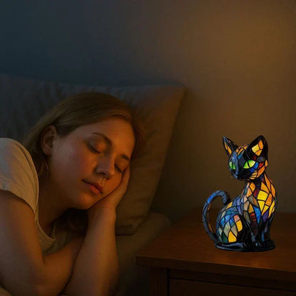 Katzenlampe auf einem Nachttisch, daneben schläft eine Frau im Bett im warmen Licht 5