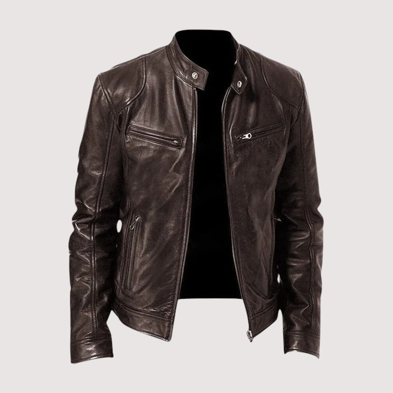 Dunkelbraune Lederjacke von vorn, offen, mit Stehkragen und schrägen Brusttaschen mit Reißverschluss 6