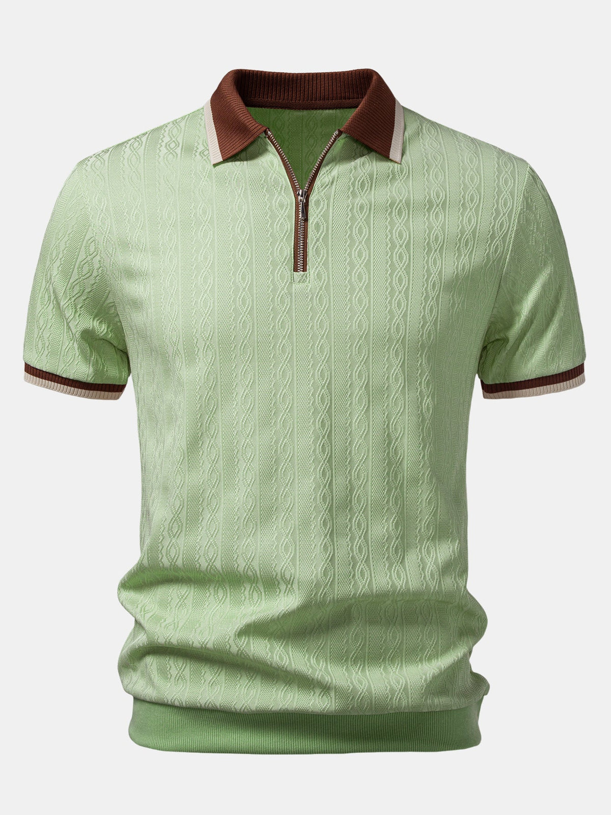 Vorderansicht des hellgrünen Strick-Poloshirts mit Reißverschluss am Kragen, braunem Kragenabsatz und gerippten Ärmelbündchen. 7