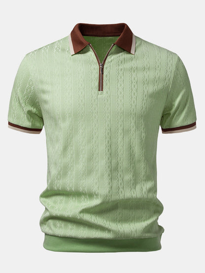 Vorderansicht des hellgrünen Strick-Poloshirts mit Reißverschluss am Kragen, braunem Kragenabsatz und gerippten Ärmelbündchen. 7