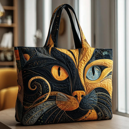 Gesteppte Tasche mit schwarz-goldenem Katzengesicht, zwei schwarzen Henkeln, auf einem Holztisch vor einem Fenster 1