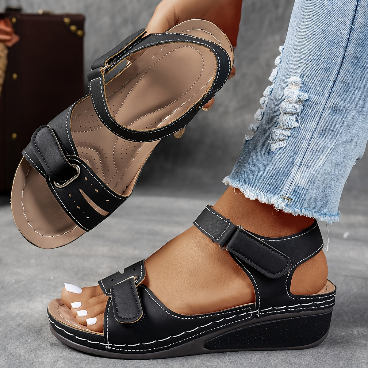 Schwarze Keilsandalen mit Klettverschlüssen und heller Ziernaht