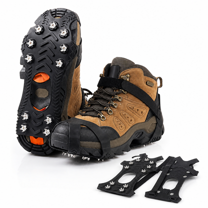 Stiefel mit Eisgriffen und Sohlenansicht, davor ein Paar einzelne Eisgriffe mit Riemen auf weißem Hintergrund 4