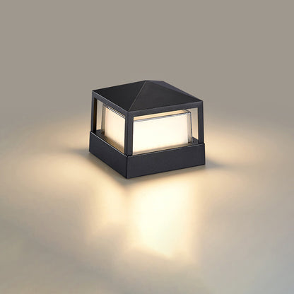Quadratische schwarze Leuchte mit Pyramidendach und warmweißem Licht, freigestellt auf hellem Hintergrund.