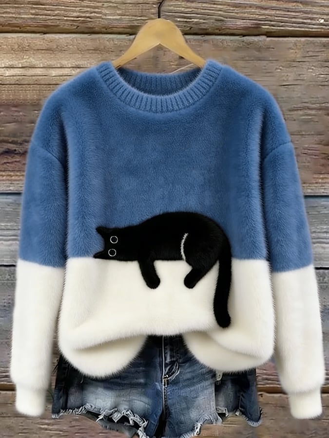 Flauschiger Pullover in Mittelblau mit weißem Saum und aufgenähter schwarzer Katze, am Holzbügel hängend 8