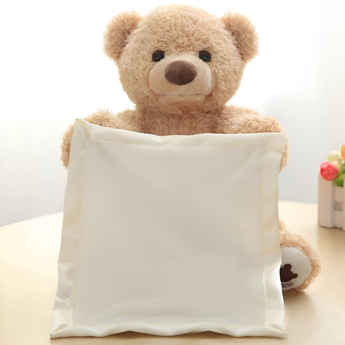 Interaktiver Plüsch-Teddybär beige von vorn mit cremefarbenem Satintuch