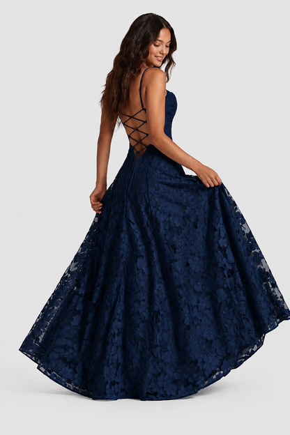 Marineblaues Kleid von hinten mit Kreuzschnürung am Rücken, Detail.