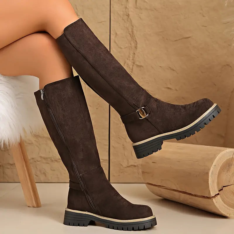 Dunkelbraune kniehohe Stiefel aus Leder mit seitlichem Reißverschluss, Schnalle und schwarzer Profilsohle.