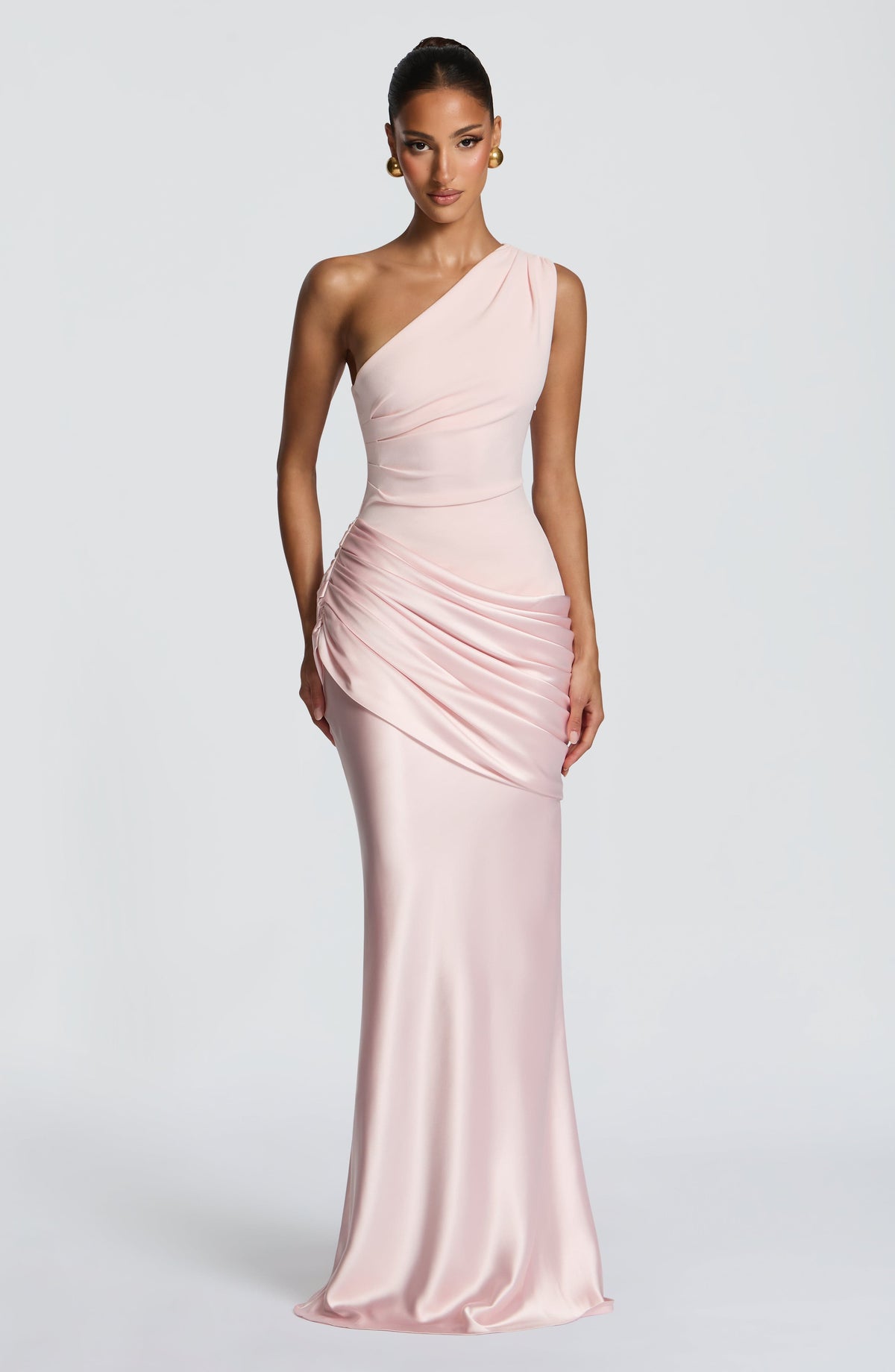 Maxikleid in zartem Rosa aus Satin, Frontansicht am Model mit gerafftem Mieder.