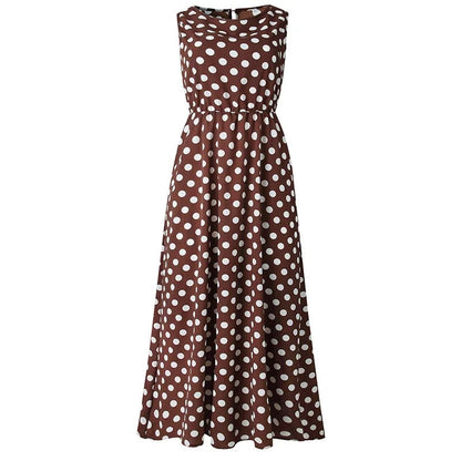 Braunes Midikleid mit weißen Punkten, ärmellos und mit elastischer Taille, freigestellt in der Vorderansicht. 1