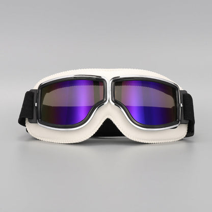 Brille mit cremeweißem Lederrand und Chromrahmen, die Gläser schimmern verspiegelt in Violett und Blau. 15
