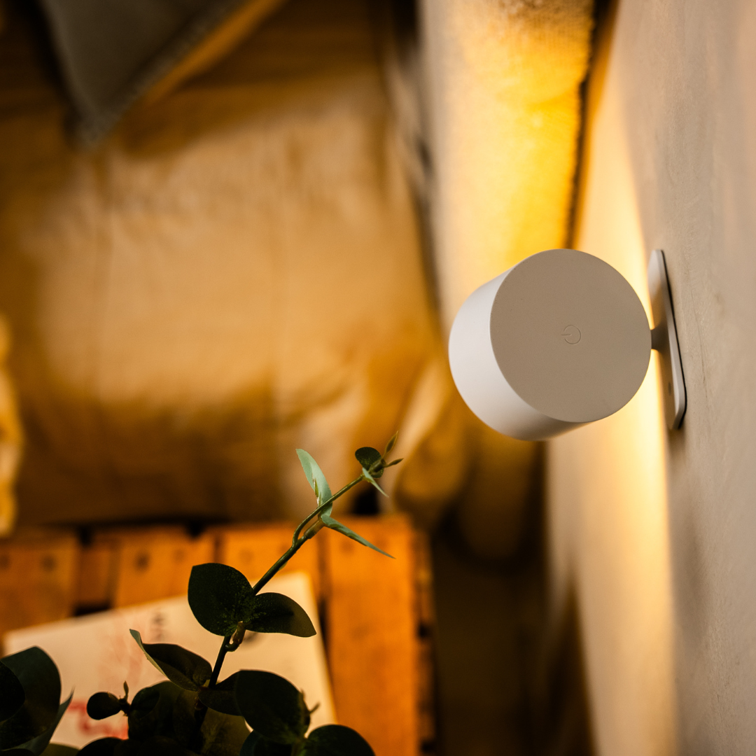 Schwarze kabellose LED-Wandleuchte, Detail mit Touch-Symbol