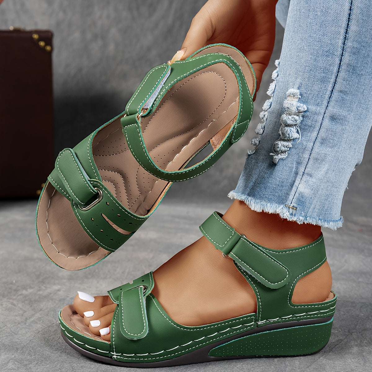 Grüne Keilsandalen mit zwei Klettriemen und Innensohle