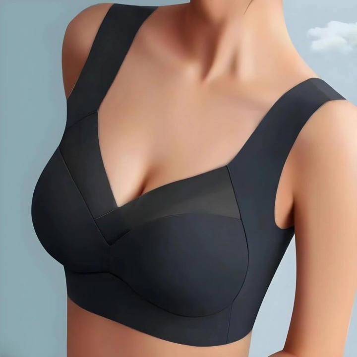 Vorderansicht des schwarzen BHs am Model mit tiefem V-Ausschnitt, breiten Trägern und dezentem Netzeinsatz am Dekolleté. 6